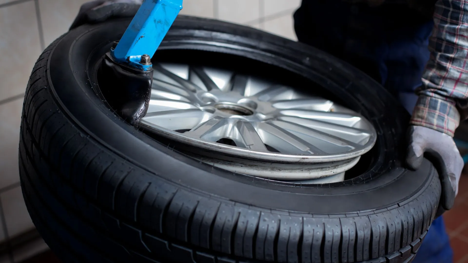 Sezonowa wymiana opon – kiedy i dlaczego warto to robić?